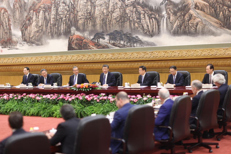 大陸國家主席習近平27日上午在北京人民大會堂集體會見美國工商界和戰略學術界代表。 （中新社）