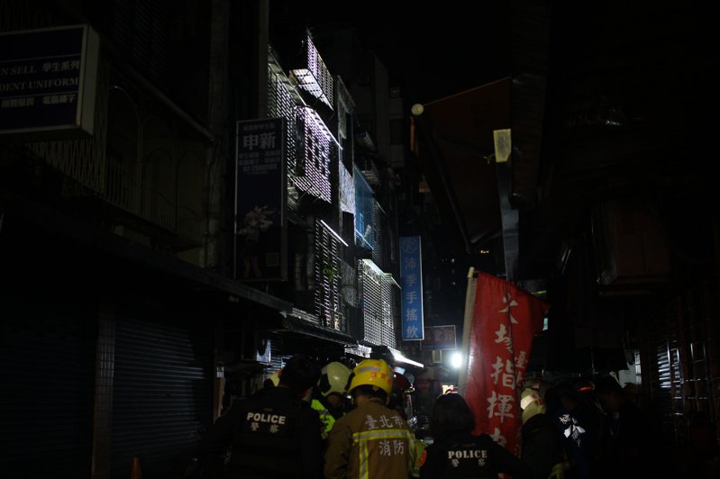 台北市中山区松江路259巷内一处民宅顶加起火，53名消防员到场扑救。记者李隆揆／摄影