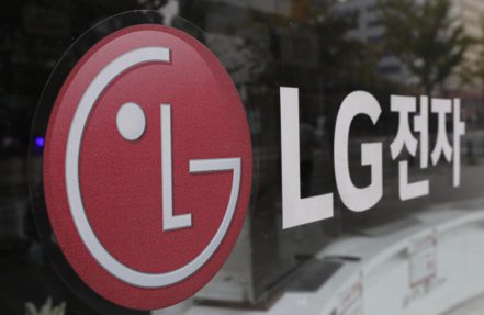 南韓企業巨擘為打造新的成長引擎，相繼宣布大手筆投資案。圖為LG集團商標。 （美聯社）