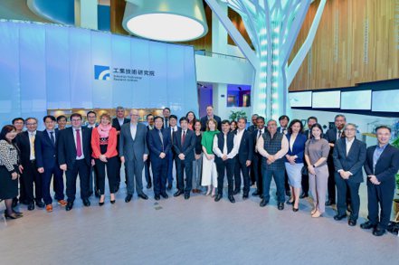 RIN首長年會在台灣舉辦，12國頂尖研發機構代表齊聚工研院，工研院長劉文雄（前排左八）指出，凸顯台灣科技實力與研發能量獲得國際肯定。 工研院／提供