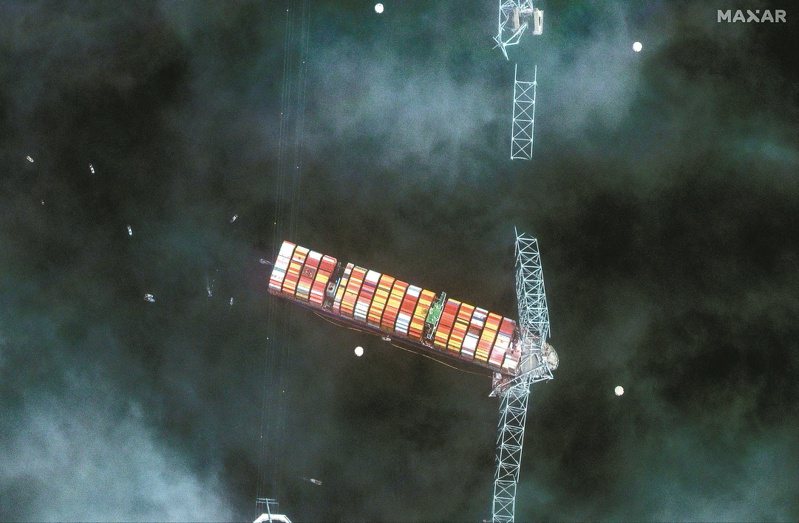 衛星照片顯示貨櫃輪達利號廿六日撞垮美國巴爾的摩基伊大橋，推定有六人罹難。（路透）