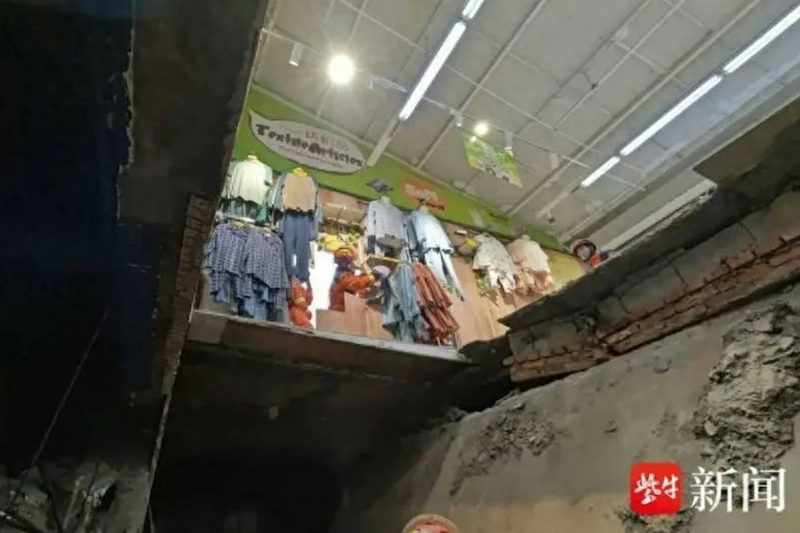 江苏句容市一处商场无预警大范围塌陷，导致一位女顾客坠入洞中，正在一楼施工的一名工人也遭砸伤。图／撷自《紫牛新闻》