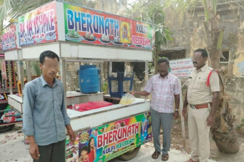 印度一名小販在眾目睽睽下打手槍，還為冰淇淋「加料」。圖／網路圖片