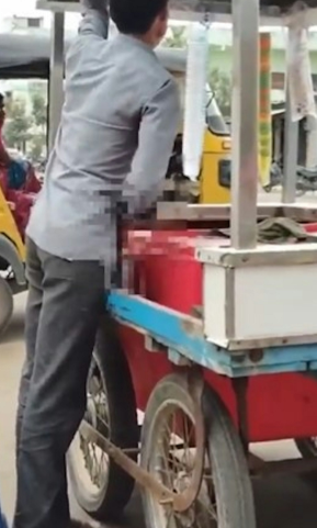 印度一名小贩在众目睽睽下打手枪，还为冰淇淋「加料」。图／网路图片