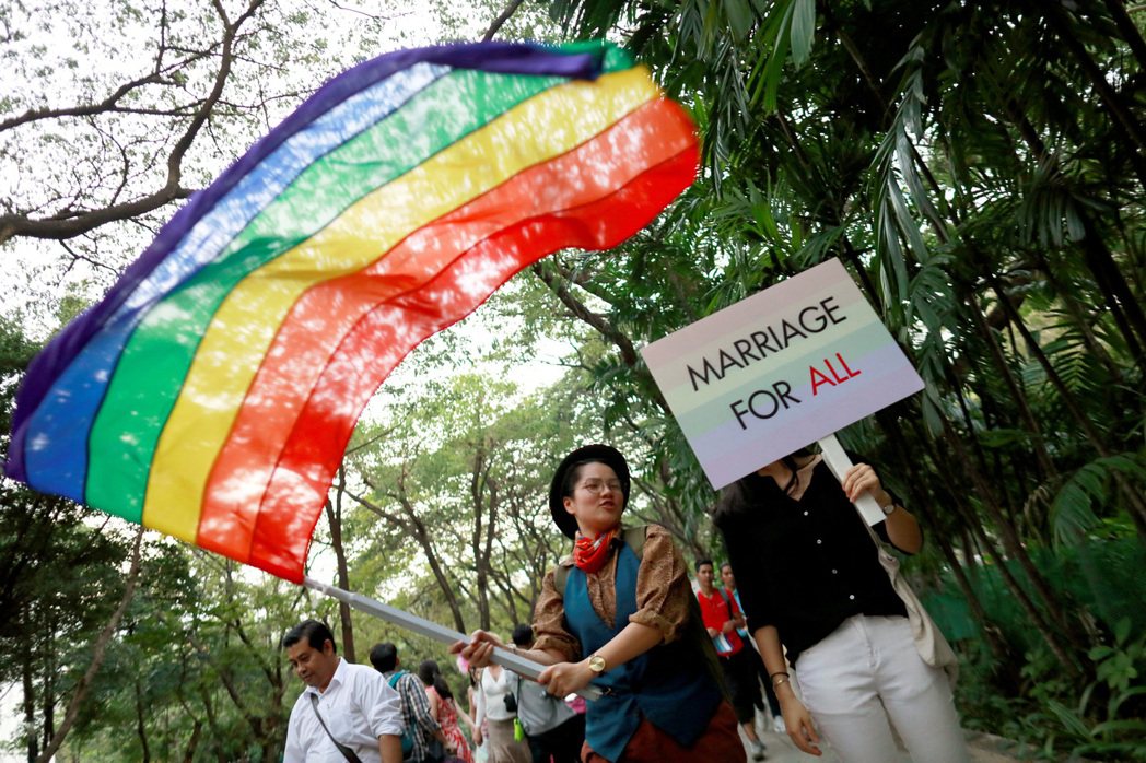 泰國眾議院3月27日三讀通過同性婚姻合法化法案，法案預計法律將於年底前生效，屆時...