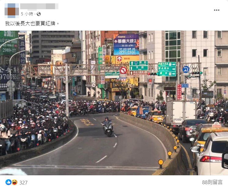 三重往台北市的台北橋，昨天因號誌異常導致嚴重塞車，有網友就PO出當天照片，只見橋的兩側嚴重堵塞，但中間車道卻空蕩蕩，僅有一輛重機行駛，讓原PO看了很羨慕。 圖擷自爆廢公社公開版