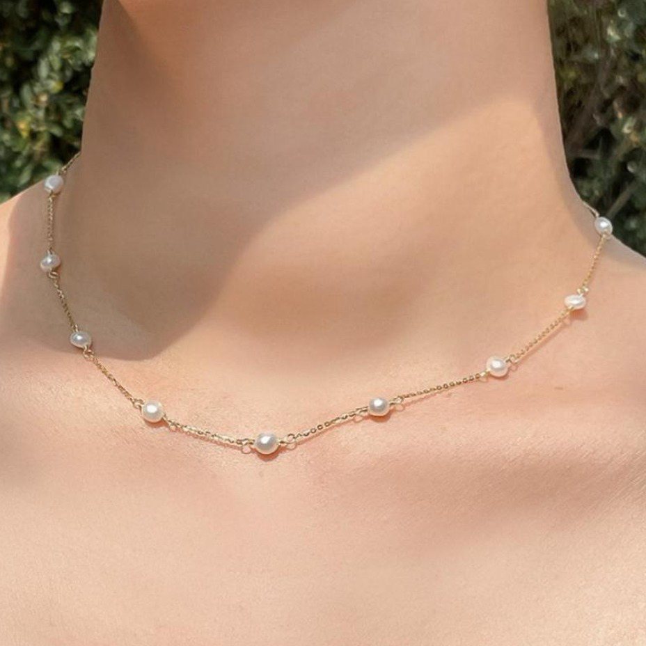 5mm以下的精緻小珍珠可以將脖頸襯托得纖細優雅 圖/MARAIA官網