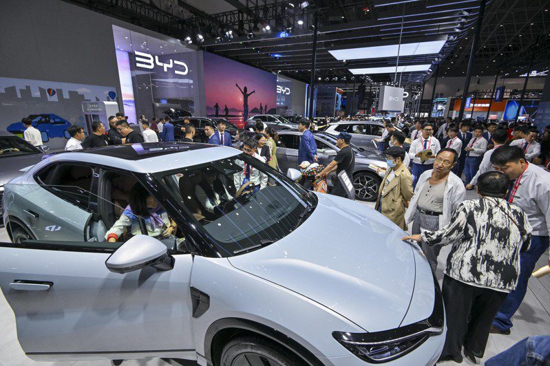研究顯示，隨著比亞迪等中國電動車品牌積極向全球擴張，預料中國製電動車在歐洲的銷售比重今年將升至25%以上。 圖／中新社