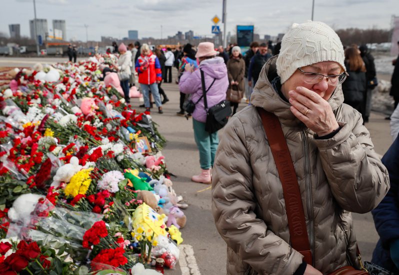 俄羅斯表示，莫斯科近郊音樂廳恐怖攻擊案，死亡人數今天攀升至143人。圖為俄國民眾聚集在音樂廳附近哀悼場景。圖／歐新社