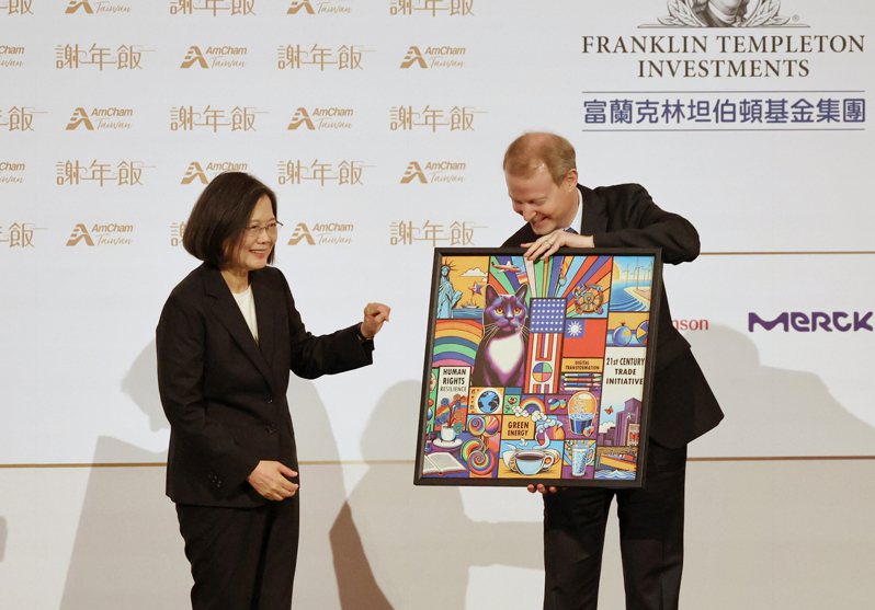台灣美國商會第56屆「謝年飯」晚宴活動28日在台北舉行，美國商會理事長席佛（Dan Silver）（右）會中致贈總統蔡英文（左）一幅AI生成畫作。圖／中央社