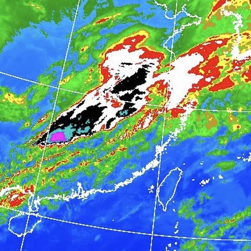 鄭明典表示，雲圖中開始有紫色區塊，而且有一端尖尖的，這是對流增強的特徵。圖／取自鄭明典臉書
