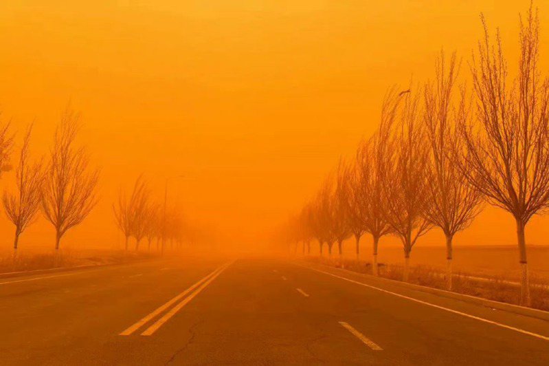 受沙塵暴來襲影響，內蒙古蘇尼特右旗27日天空已一片橙紅。圖／取自中國天氣網微博