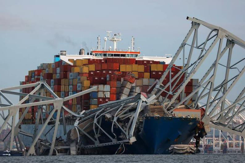 甲基伊大橋嶆貨輪撞擊坍塌，幾乎橫斷整個巴爾的摩港入港水道，該港恐長期停擺。路透