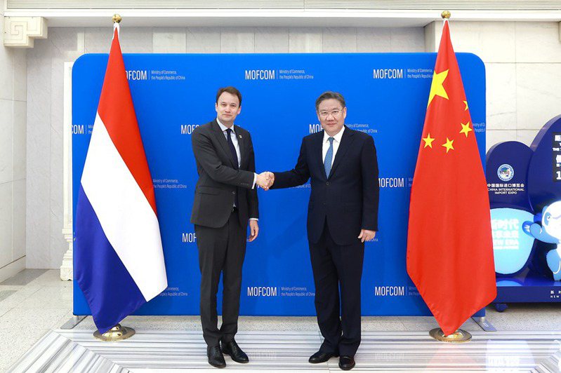 大陸商務部部長王文濤周三在北京會見到訪的荷蘭外貿與發展合作大臣范呂文，雙方重點就光刻機輸華問題深入交換意見。（圖／取自大陸商務部官網）