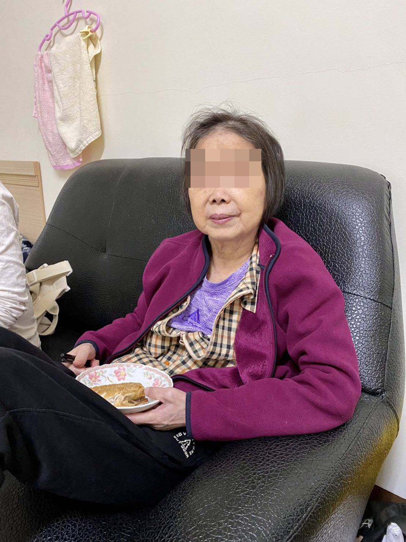高雄70岁的陈太太去年3月急性肾衰竭，就医后5月开始洗肾，1周3次，发病后体重从50公斤掉到39公斤，人生整个变调。图／陈先生提供