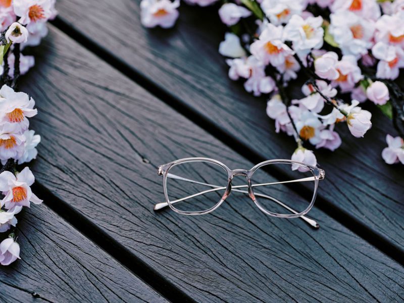 JINS日本制花系列眼镜，以透明粉色的前框搭配粉金色镜脚，展现樱花清透可人的春季氛围。图／JINS提供