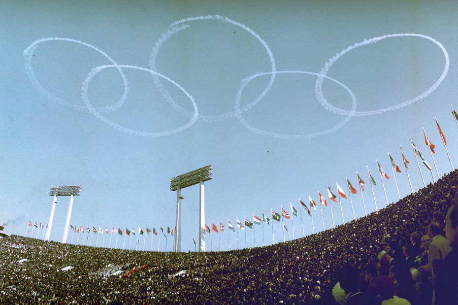 日本航空自衛隊的藍色衝擊波（Blue Impulse）飛行表演隊，1964年在東京奧運開幕式上，5架F-86在東京國立競技場上空畫出奧林匹克標誌圓圈，打響國際知名度。路透