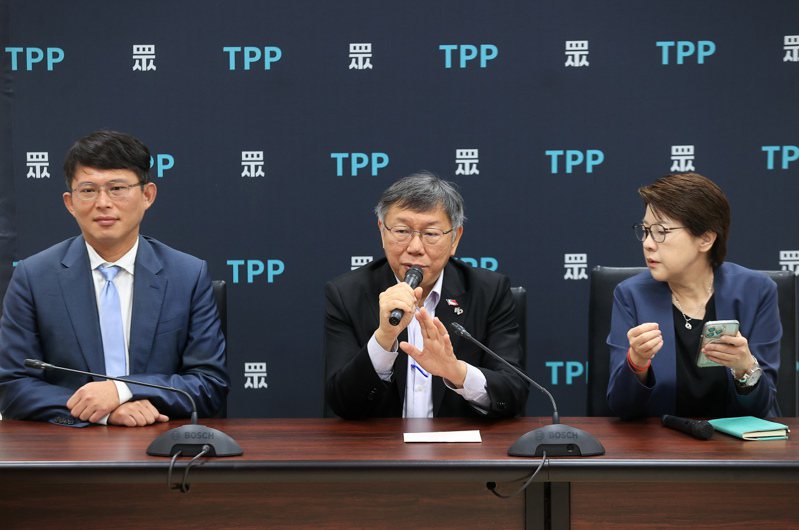 民眾黨主席柯文哲（中）、民眾黨立委黃國昌（左）和黃珊珊（右）。圖/聯合報系資料照片