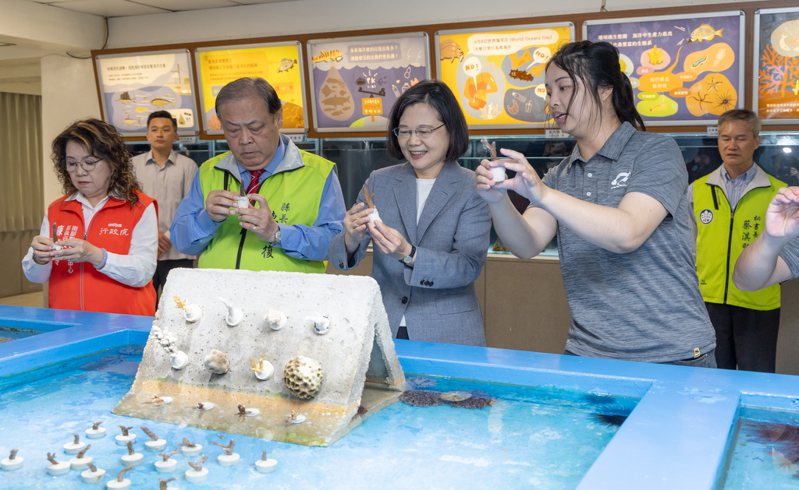 总统蔡英文亲自种下一株珊瑚，期盼国人重视海洋生态保育，共同为保护海洋尽一分心力。图／总统府提供