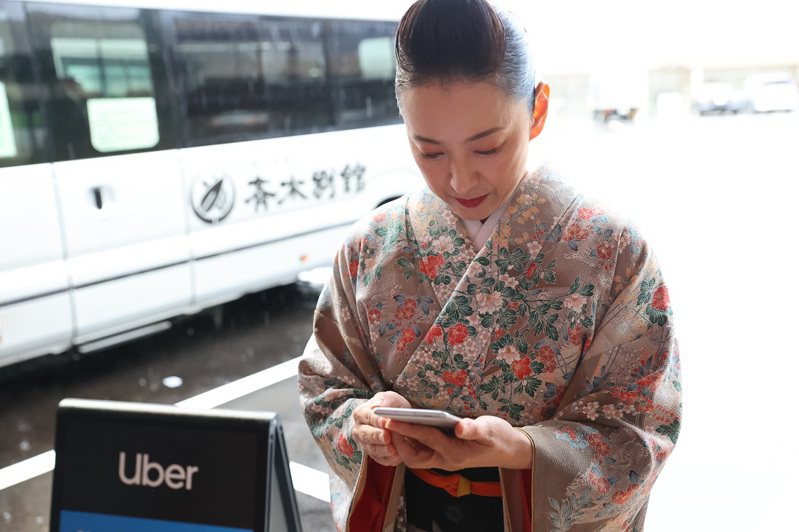 Uber與日本加賀市政府合作推「Rideshare Kaga加賀版共乘服務」，邀全球各地的旅客前來體驗便利的Uber共乘服務、享受放鬆療癒的泡湯行程。圖／Uber提供