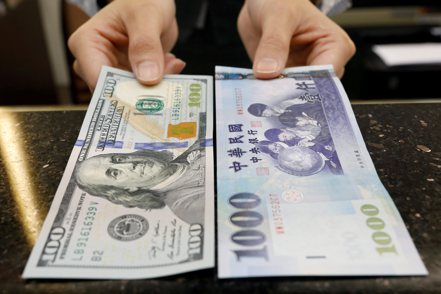 新台幣大幅貶值，使台灣壽險業者的海外投資上限拉警報。 路透