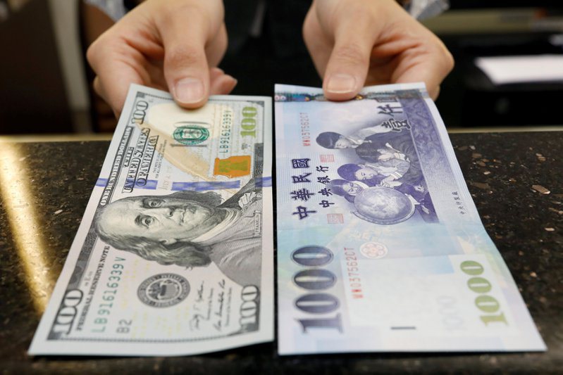 新台幣大幅貶值，使台灣壽險業者的海外投資上限拉警報。路透