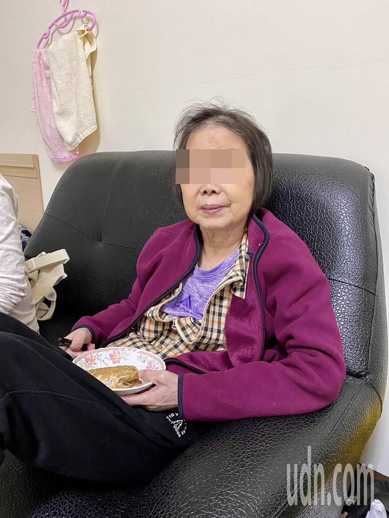 家住高雄美术馆的陈太太去年3月急性肾衰竭，就医后5月开始洗肾，她在发病前食用日本小林药厂红曲保健食品已3、4年。图／陈先生提供