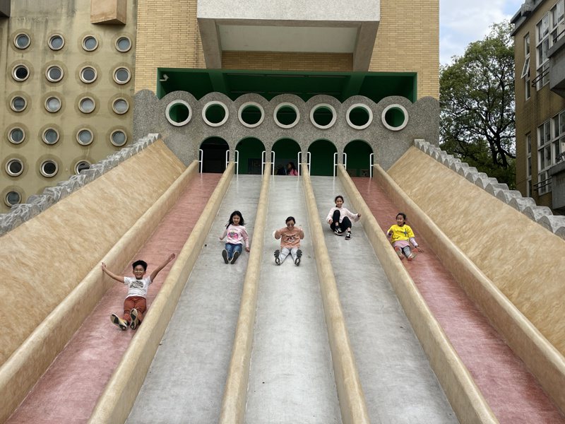 新竹市陽光國小校內有座2層樓高的特色巨型滑梯，因不符兒童遊戲場安全規範去年封閉近1年，終於在今年初重啟，7個滑道縮減為5個滑道。記者張裕珍／攝影