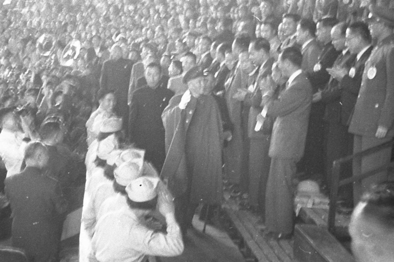 1954年3月29日，中華民國各界慶祝第11屆青年節，蔣中正總統（圖中）出席對萬餘青年致詞。圖／聯合報系資料照片