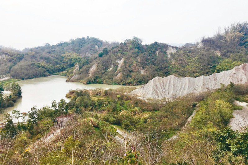 台南市「龍崎牛埔惡地地質公園」有特殊地形美景，地目卻仍是工業區。記者吳淑玲／攝影