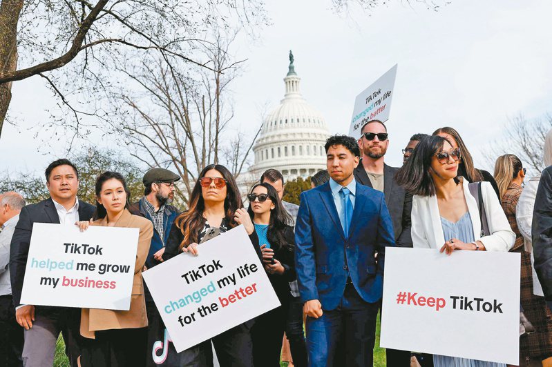 TikTok支持者抗議 美國聯邦眾議院十三日表決禁用TikTok法案，當天不少TikTok支持者在華府國會山莊外舉標語抗議。（法新社）