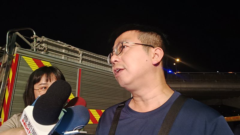 台北市消防局内湖中队长杨恩驹在现场说明案情。记者李隆揆／摄影