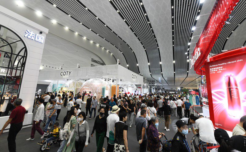 第四屆中國國際消費品博覽會（消博會）將於4月13日至18日在海南省舉行，這是今年大陸首場重大國際性展會。圖為民眾去年在第三屆消博會現場觀展。（新華社）