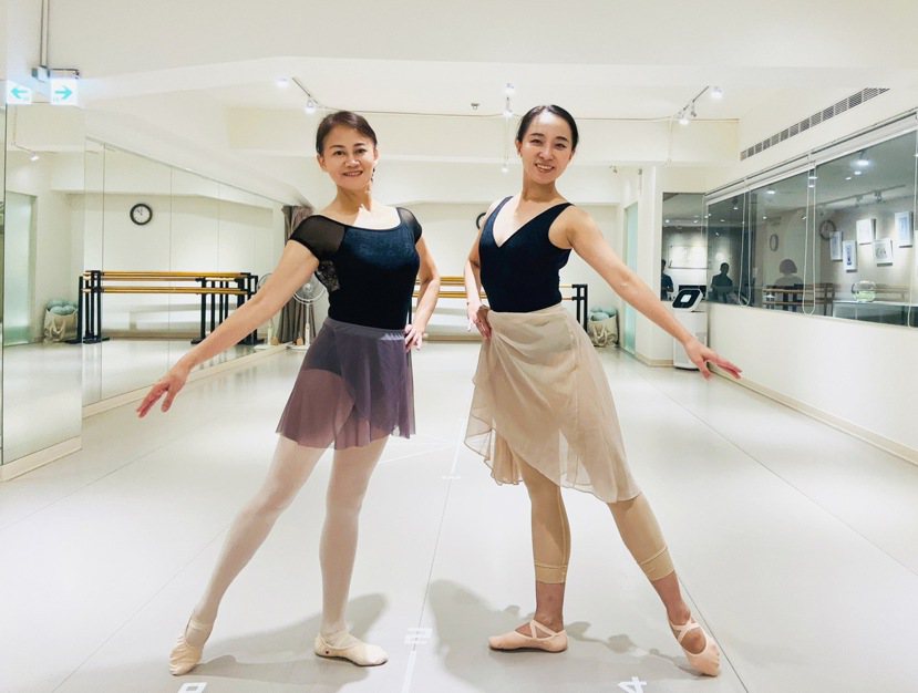 年過五十的芙蘿拉（左）透過熟齡芭蕾維持良好姿態與活力。圖右為舞拾人生創辦人羅瑋君...