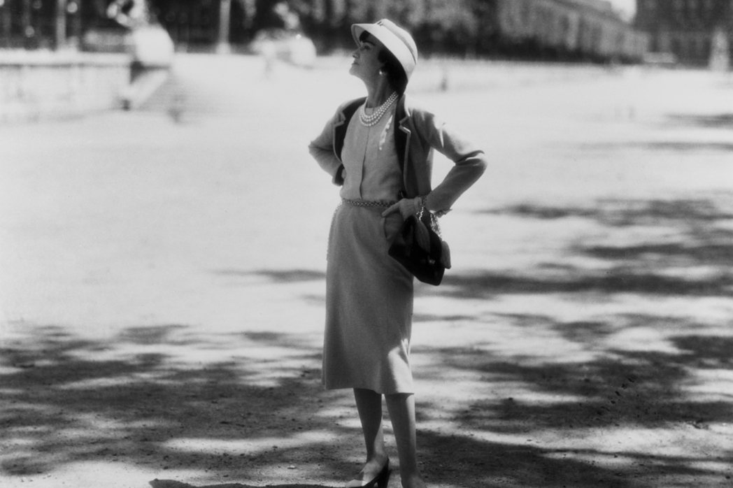 香奈兒女士於1955年2月設計的經典2.55，讓女人從此解放雙手、將包包背上肩。...