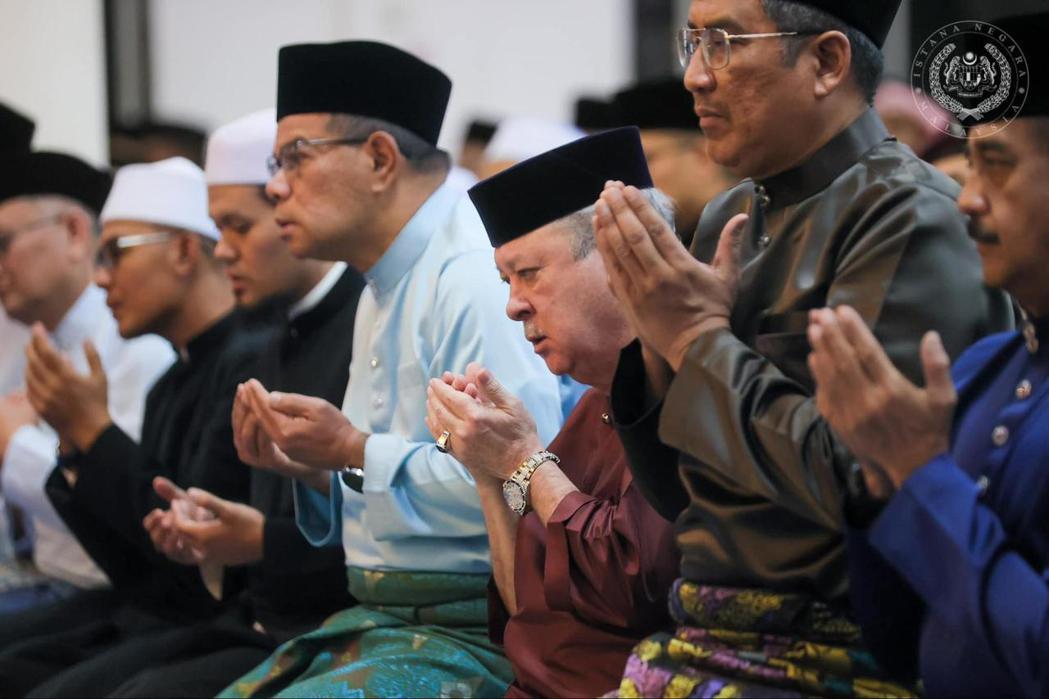 於清真寺祈禱的馬來西亞蘇丹伊布拉欣（中）。 圖／Sultan Ibrahim S...