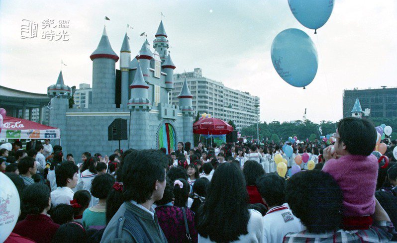 華視「歡樂周末派」四日上午十時，在台北市國父紀念館舉行兒童節園遊會現場照。圖／聯合報系資料照(1989/04/04 陳炳坤攝影)