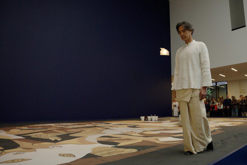 「李明維：心之所繫」個展在舊金山展出，引起當地對人我關係和當代藝術的探討。當AI顛覆人類對創作的想像之際，他鼓勵以開放的心看待，「美的本質從未改變」。（笛洋美術館提供）中央社