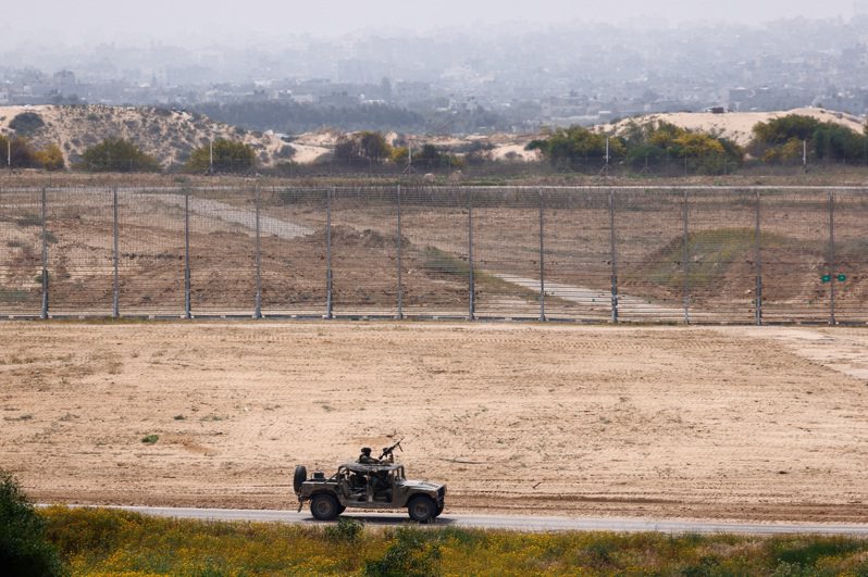 自2011年敘利亞內戰爆發以來，以色列已對敘利亞境內目標發動數百次空襲，試圖切斷真主黨通往黎巴嫩的補給路線。圖為以色列士兵乘坐軍用吉普車沿著以色列和加薩邊境行駛。 路透社