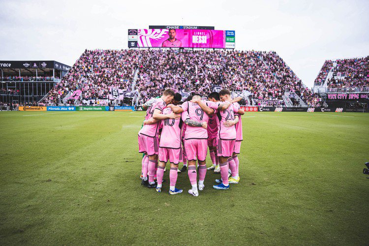 由貝克漢（David Beckham）領軍的邁阿密國際足球俱樂部，其球衣正是粉紅色，顛覆性別與色彩的制式印象。圖／TUDOR提供