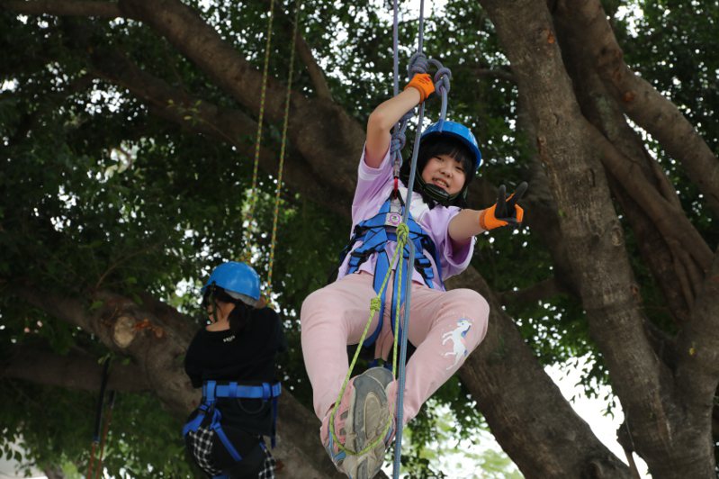 育人國小歡度兒童節 在校園舉辦樹攀活動。圖／嘉市府提供