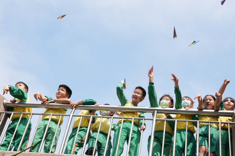 志航国小学生共掷纸飞机向童年致敬。图／嘉市府提供