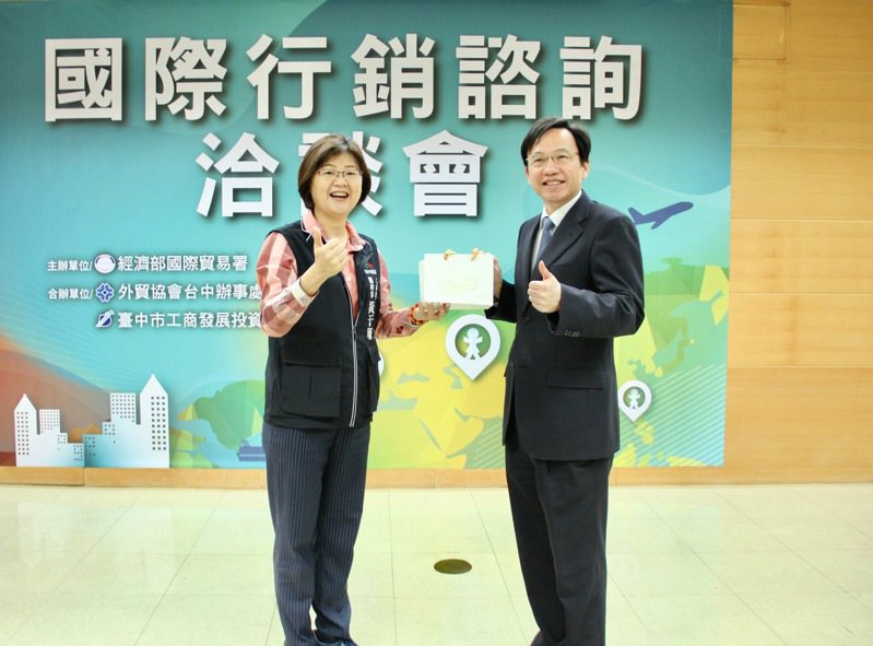 台中市工策会总干事黄于珊(左)感谢外贸协会台中办事处主任林志鸿提供协助。工策会提供