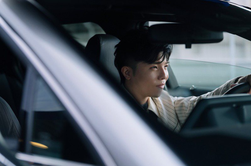 UX新生活探險家小宇 宋念宇於歌曲MV中駕駛UX啟程，帶朋友們探索城市新體驗。LEXUS提供
