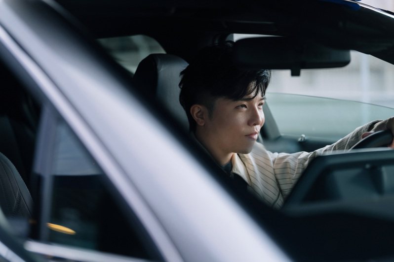 UX新生活探险家小宇 宋念宇于歌曲MV中驾驶UX启程，带朋友们探索城市新体验。LEXUS提供