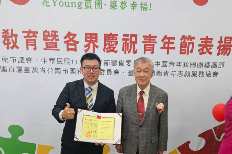 崑大餐飲系三年級黃秉樺(左)獲選113年大專優秀青年。圖／校方提供