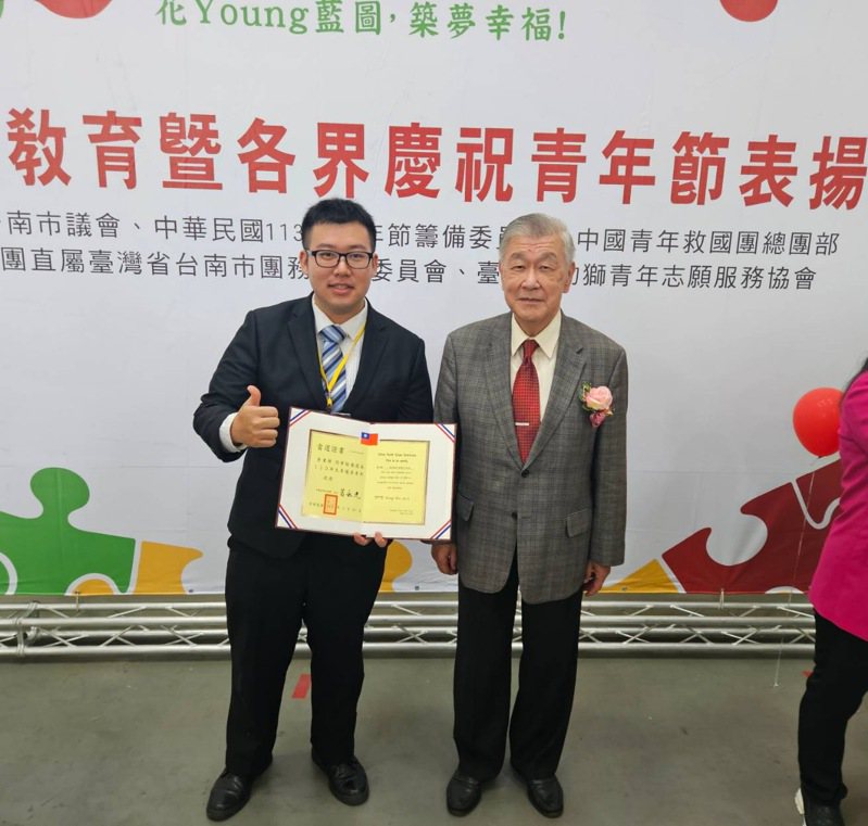 昆大餐饮系三年级黄秉桦(左)获选113年大专优秀青年。图／校方提供