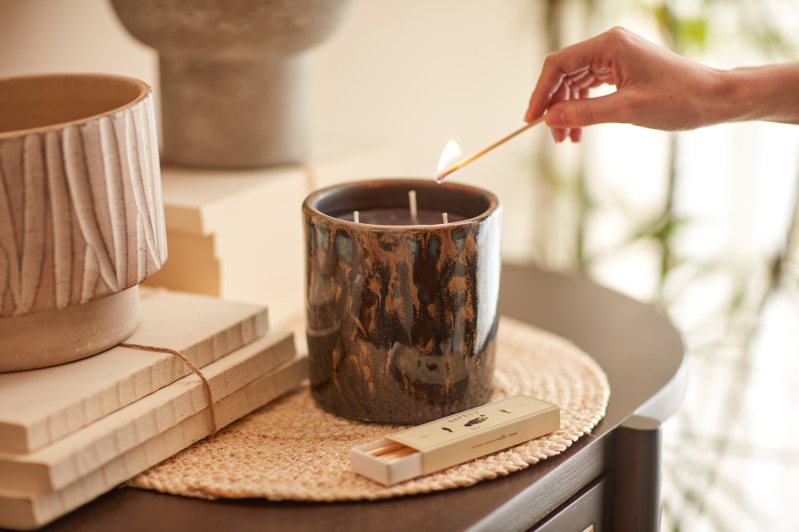 比利时香氛品牌PAJU，选用以手工艺闻名的葡萄牙陶瓷瓶器盛装蜡烛，尺寸皆参考植物盆器，在蜡烛烧完后仍可永续使用。图／HOLA提供