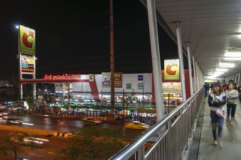 泰國眾議院已投票支持委員會的一項研究，允許在大型娛樂中心設立賭場，跨出了賭場合法化的第一步。路透