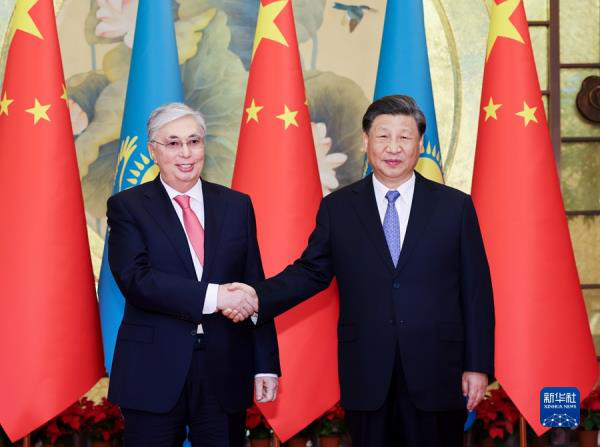 哈薩克總統托卡耶夫近日表示，期待中國大陸國家主席習近平7月初到哈薩克進行國是訪問。圖為去年5月17日托卡葉夫(左)與習近平(右)在中國舉行會談，並發表聯合聲明。（新華社）